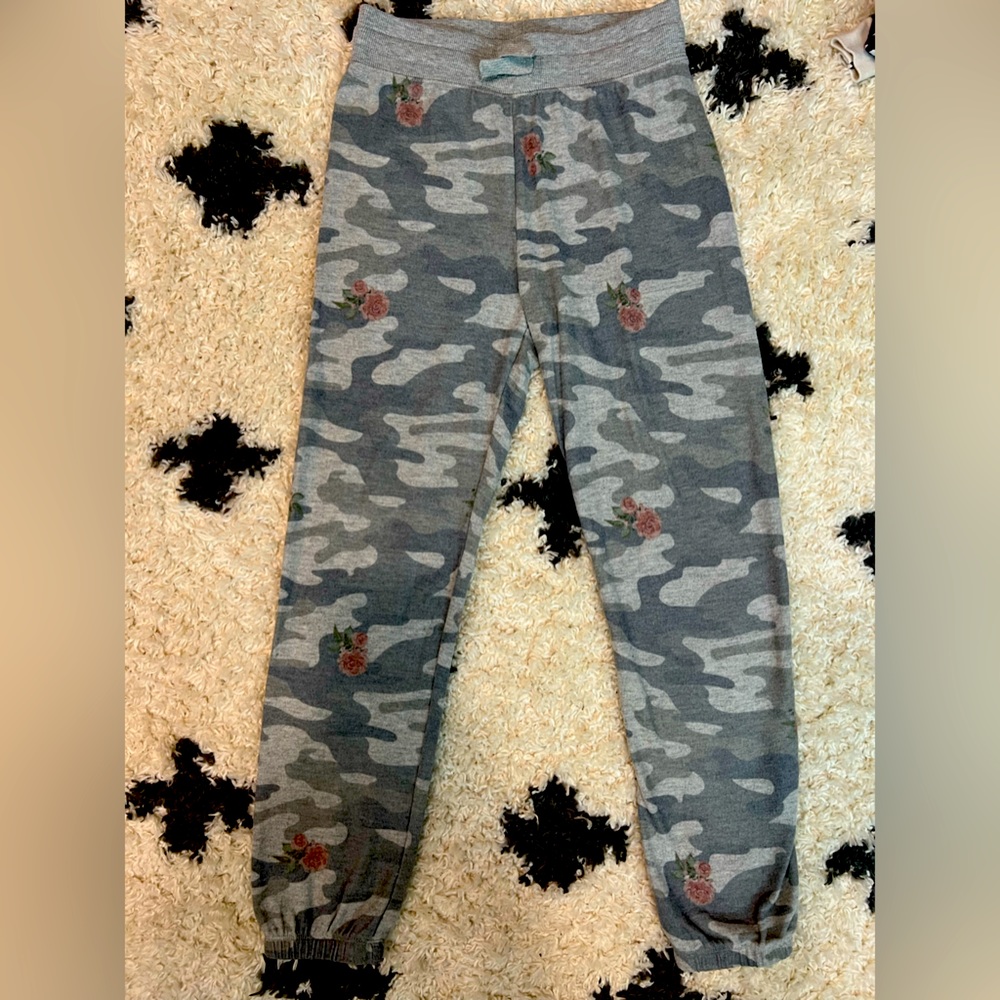 Girls size 10 joggers Camo, roses